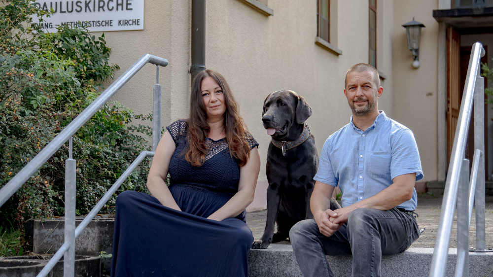 Ellen Weinmann und Florian Düsterwald sind Betreiber der ersten Tierbestattungskirche Deutschlands