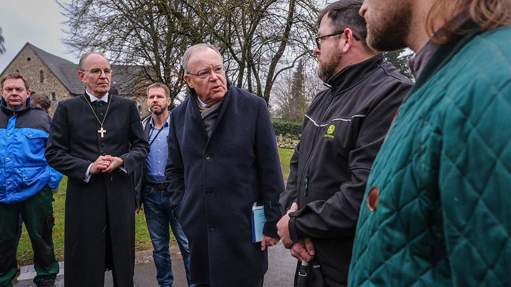 Niedersachsens Ministerpräsident Stephan Weil spricht mit den Landwirten