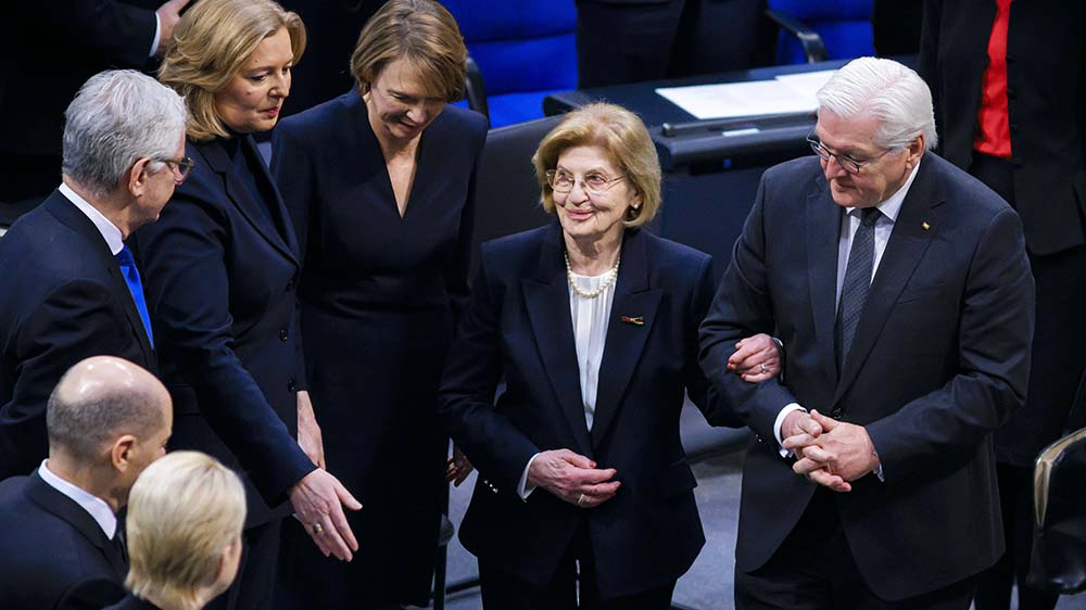 Untergehakt bei Bundespräsident Frank-Walter Steinmeier betritt die Holocaust-Überlebende Eva Szepesi den Bundestag