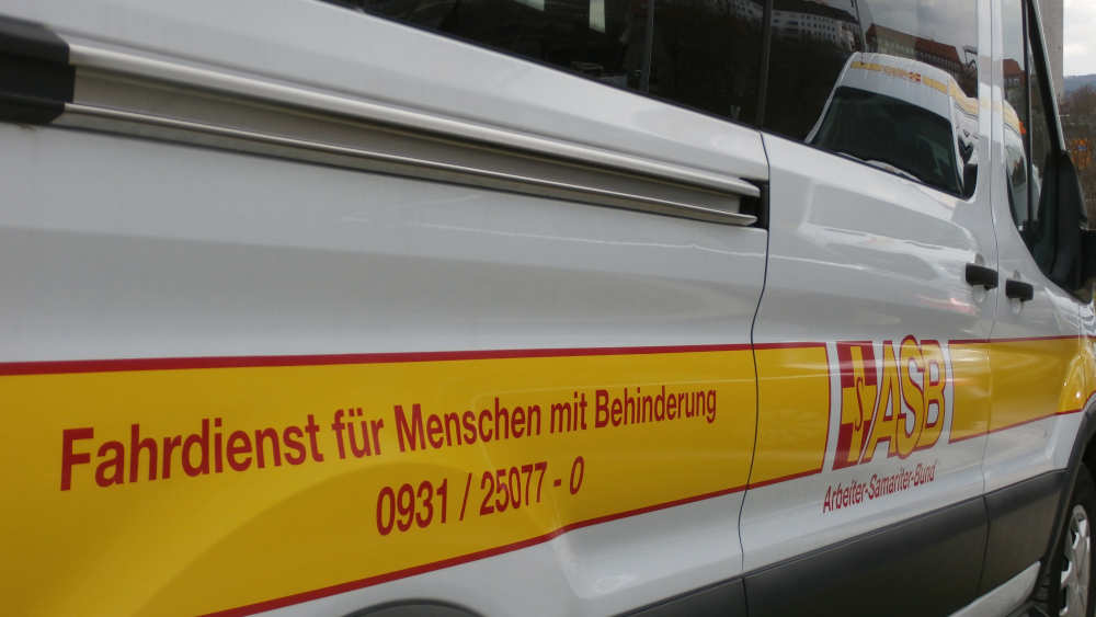 Fahrzeug des Behindertenfahrdienst des Arbeiter-Samariter-Bundes (ASB)