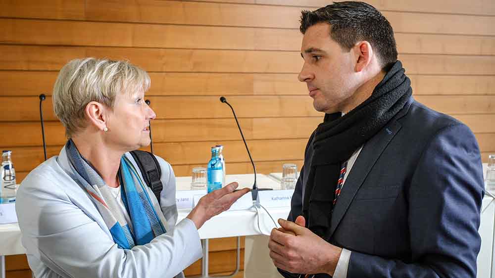 Die EKD-Ratsvorsitzende Kirsten Fehrs diskutiert mit Martin Wazlawik, Koordinator der Studie