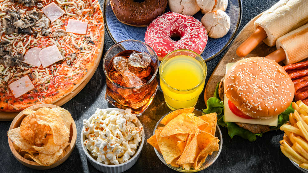 Eine Ernährung mit zu viel Fett, Zucker und Alkohol begünstigt Krebs