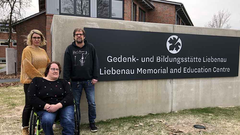 Am Eingang der Gedenkstätte Liebenau (v.l.): Historikerin Katharina Winter, Sabine Schwanbeck vom Besucherdienst und Gedenkstätten-Leiter Martin Guse
