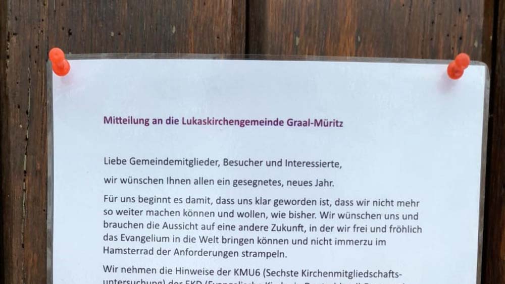 Mit diesem Aushang verkündet die Gemeinde ihre Auszeit