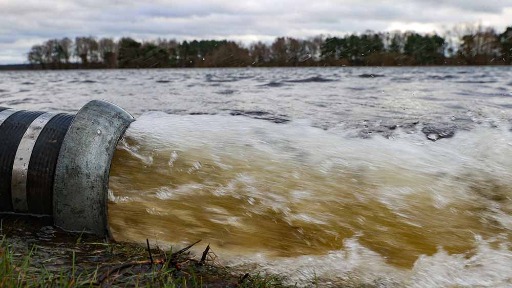 Überall in Niedersachsen werden Wassermassen abgepumpt, wie hier in Celle