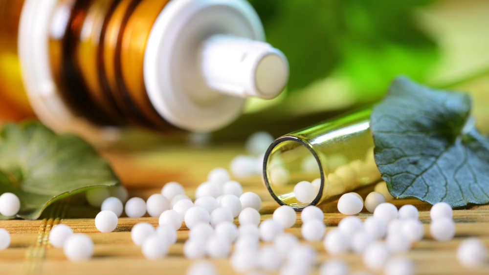 In der Homöopathie werden extrem verdünnte Stoffe in Form von Kügelchen (Globuli) oder Tropfen verabreicht