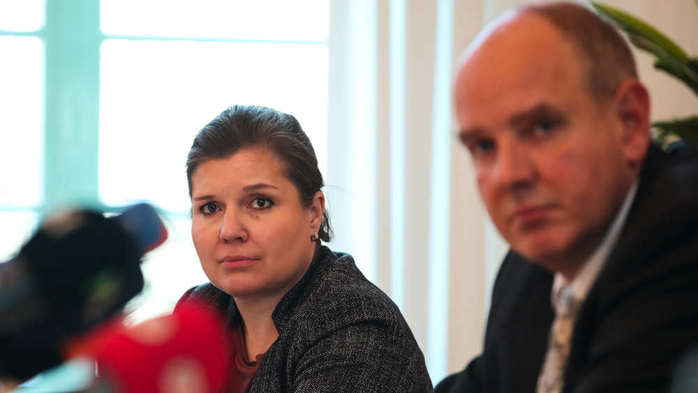 Justizministerin Franziska Weidinger mit Abteilungsleiter JVA Wolfgang Reichel - Pressekonferenz im Justizministerium zu den Vorkommnissen rund um den Halle Attentäter Stephan Balliet in der JVA Burg