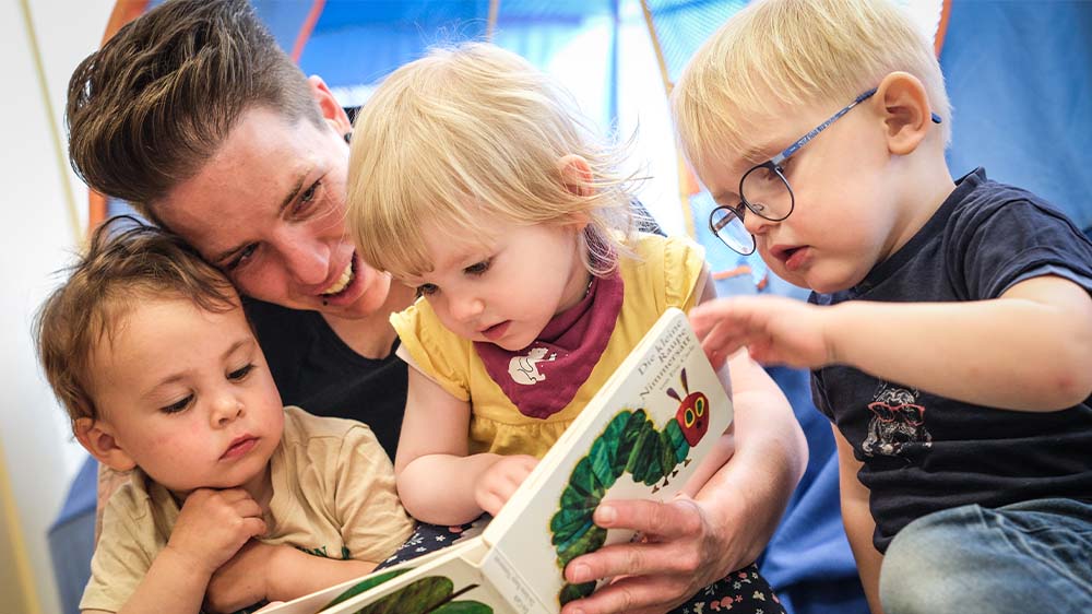 Laut Bundesverband für Kindertagespflege müssen die kommunalen Jugendämter sicherstellen, „dass bei Krankheit und Urlaub der Kindertagespflegeperson eine Vertretung zur Verfügung steht“ 
