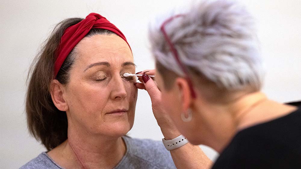 Patientin Uta Moreno Morales mit Kosmetikerin Manuela Klingstein (rechts) bei einem Kosmetikseminar für Krebspatientinnen in Göttingen