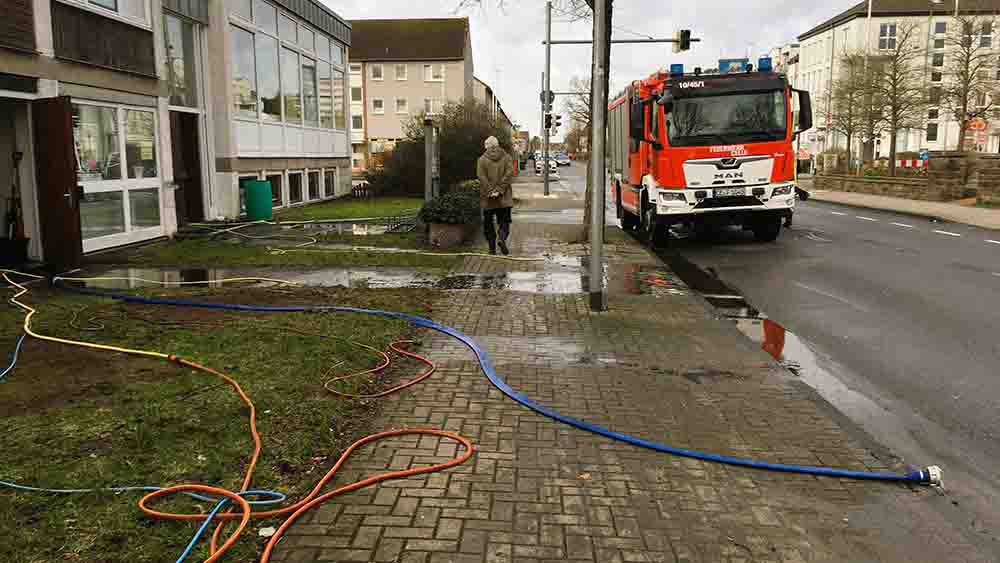 Aus der Kreuzkirche in Celle wird das Wasser abgepumpt