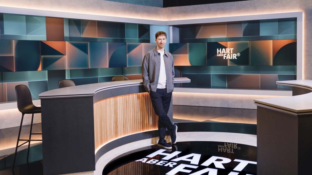 Aus einem neu gestalteten Studio begrüßt Lous Klamroth seine Gäste bei "Hart aber fair"