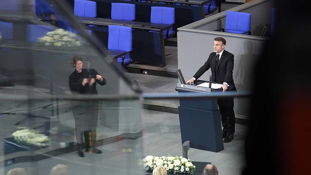 Frankreich Staatspräsident Emmanuel Macron hielt seine Rede zum großen Teil auf Deutsch