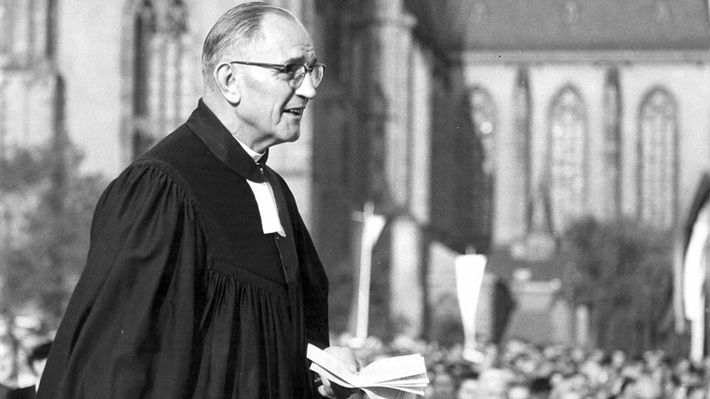 Martin Niemöller, hier beim Frankfurter Kirchentag 1956, spielte eine wichtige Rolle bei der ersten EKD-Synode