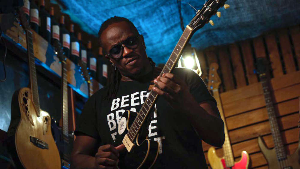Der Musiker Eddie Grey von der Band "Jazztified" spielt ein Gitarrensolo in der Geco Cafebar in Nairobi
