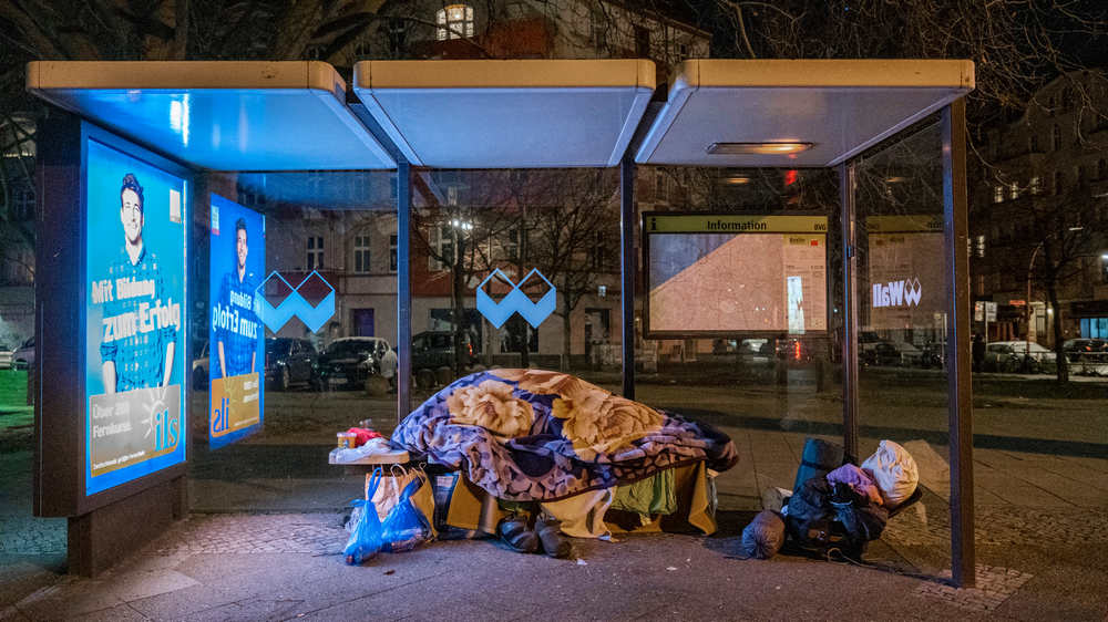 Ein Wohnungsloser macht eine Haltestelle zu seiner Unterkunft.