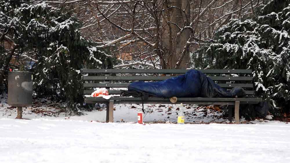 Wer sich – wie dieser Berliner Obdachlose – auf eine Parkbank legt, riskiert bei den aktuellen Temperaturen sein Leben