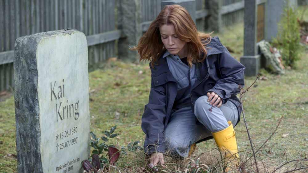 Maggie Kring (Karoline Schuch) ist sich nicht sicher, ob ihr Bruder wirklich in diesem Grab liegt