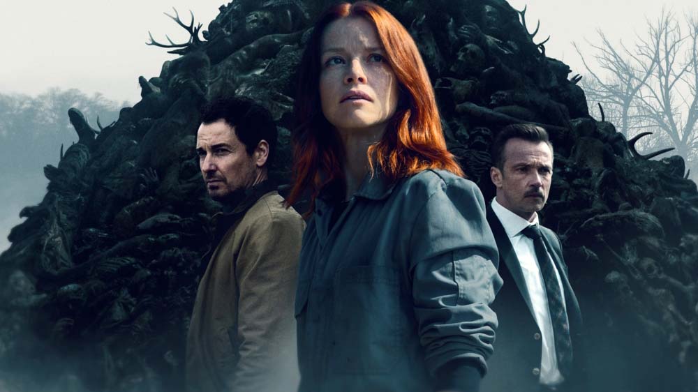 Die ehemalige Polizistin Maggie (Karoline Schuch), Kriminalkommissar Roland Voit (Felix Kramer, li.) und der polnische Kripobeamte Stanislaw Zajak (Lucas Gregorowicz) ermitteln in der Serie "Oderbruch"