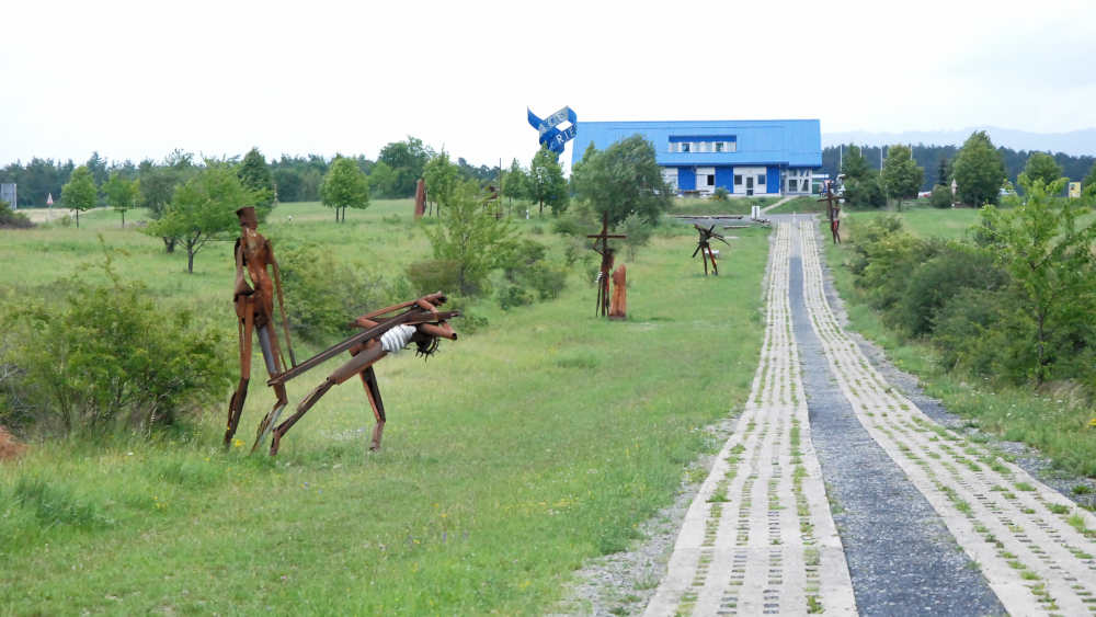 Die Gedenkstätte Point Alpha mit Metallskulpturen des des Künstlers Ulrich Barnickel