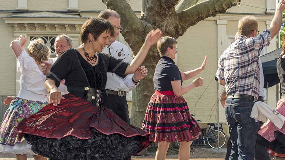 Eine sommerliche Probe der „River Ems Dancer“ auf dem Platz vor der Kreuzkirche in Lingen.