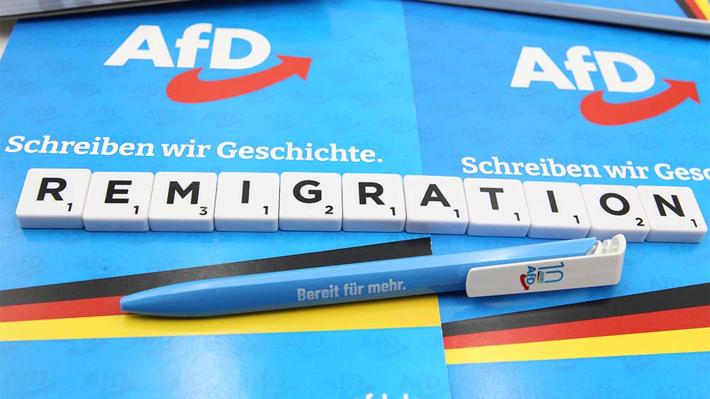 Rechtsradikale nutzen den ursprünglich wissenschaftlichen Begriff "Remigration" als Kampfformel