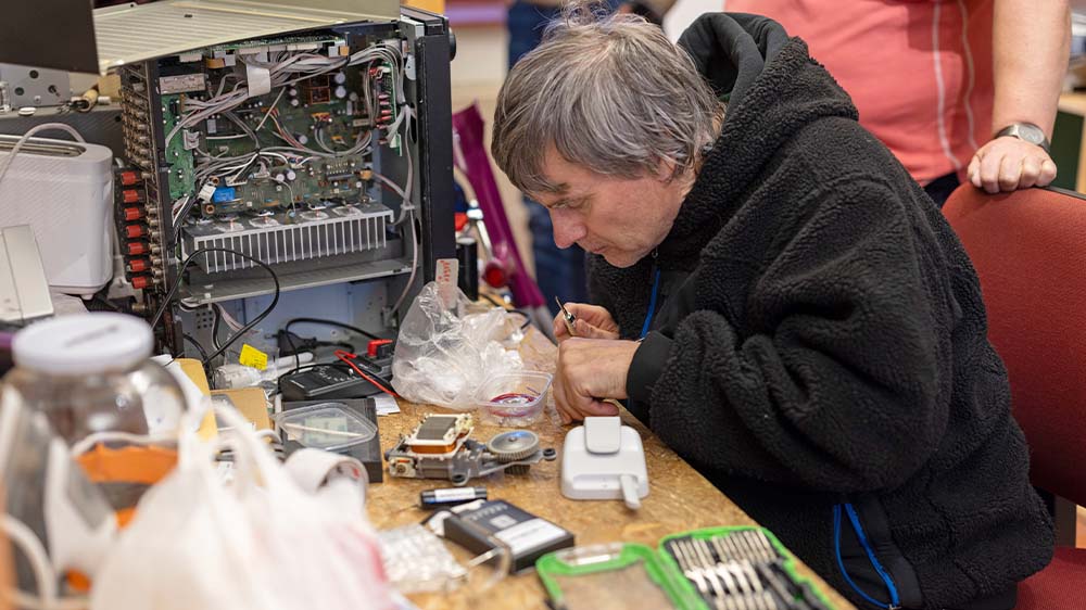 Norbert repariert ein Babyphone im Reparatur-Cafe in Zella-Mehlis