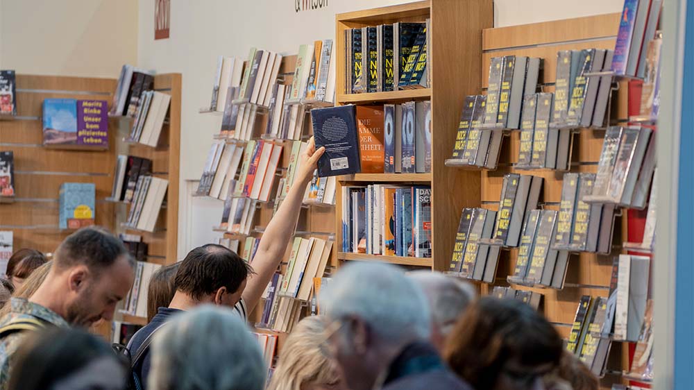 Die Jury muss sich zwischen 191 Titeln entscheiden, um das Sachbuch des Jahres zu küren (Archivbild von der Leipziger Buchmesse 2023)