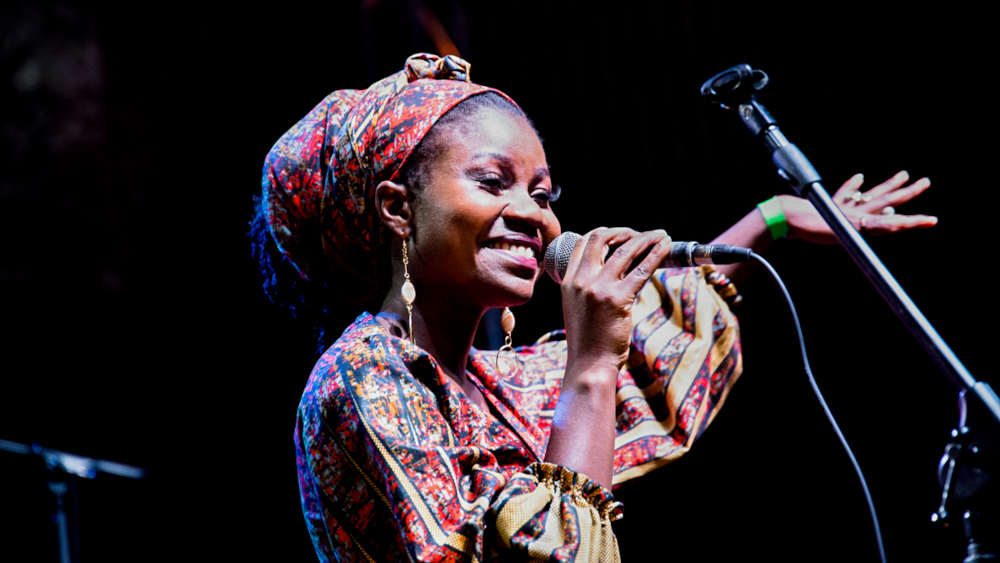 Die 28-jährige Sängerin Sharon Liboi auf einer Bühne in Nairobi
