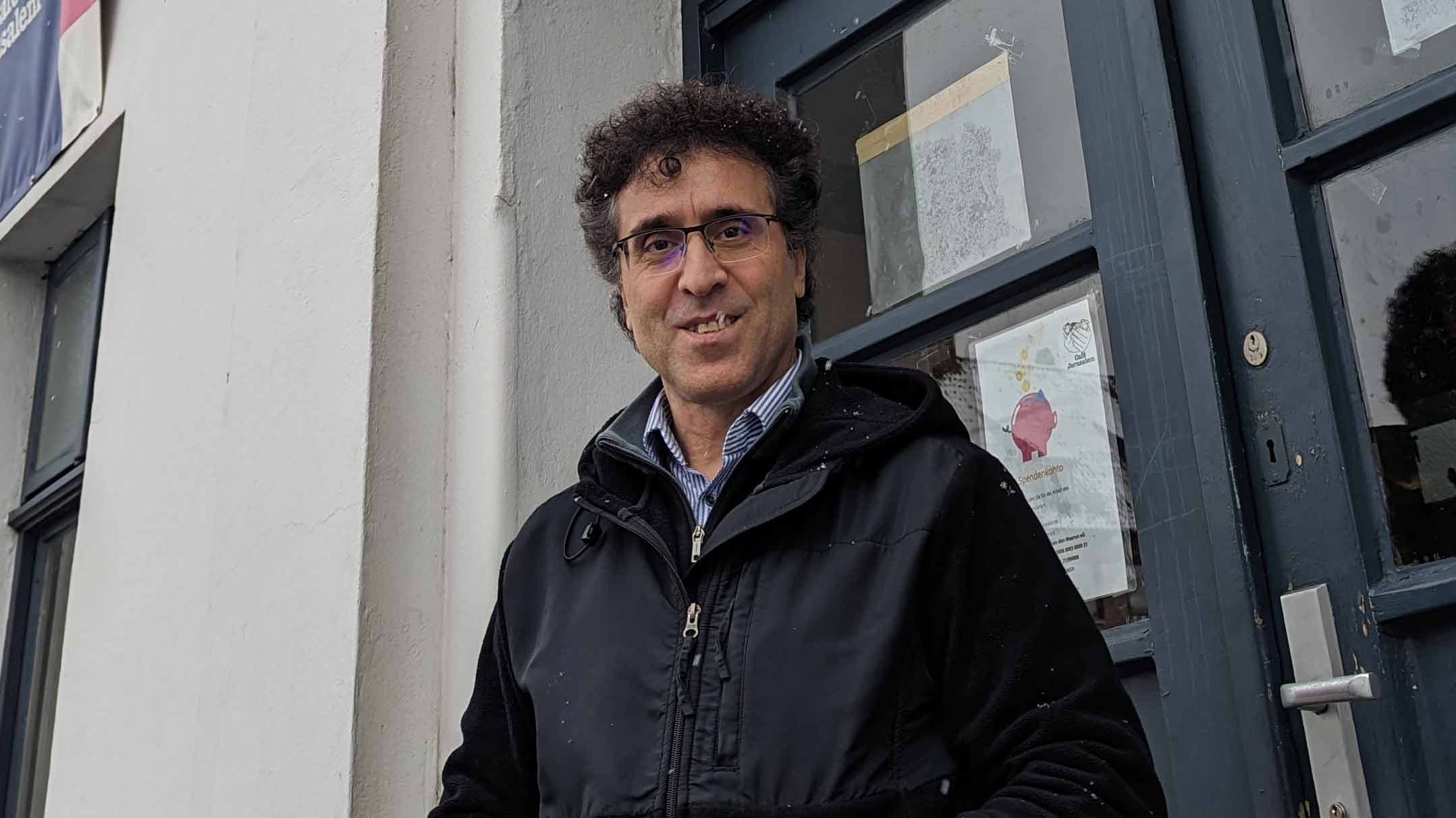 Pastor Siamak Aminmansour vor der Tür des Café Jerusalem.