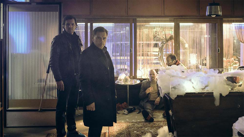 Als Sebastian Bootz und Thorsten Lannert am Tatort eintreffen, ist Juwelier Hager kurz vor einem Herzanfall, weil er überfallen und eine Kundin getötet wurde