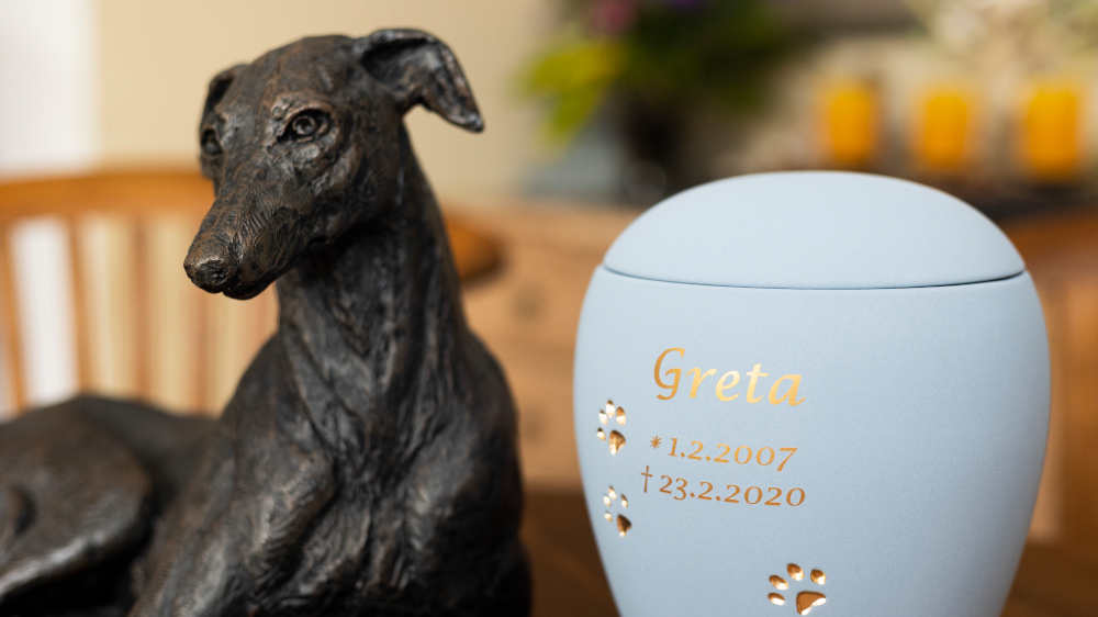 Einige Menschen bewahren die Asche ihrer Lieblinge in einer Urne zu Hause auf
