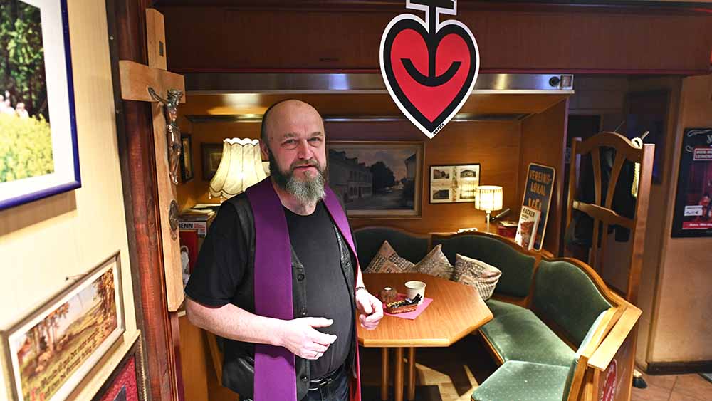 In der hessen-nassauischen Landeskirche wurde Titus Schlagowsk, hier im Februar 2022, als "Kneipenpastor" bekannt