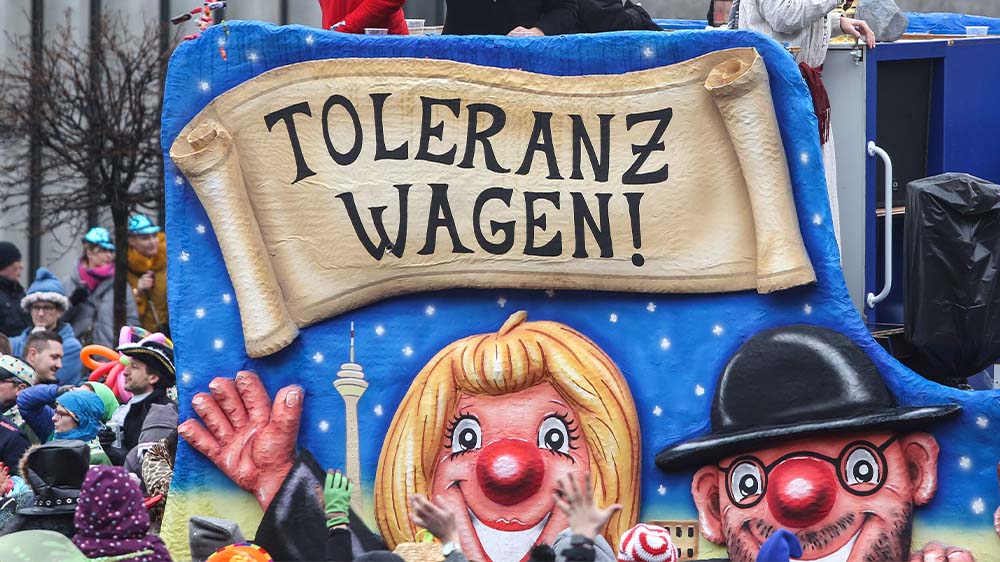 Mottowagen zu dem rassistisch motivierten Anschlag von Hanau fahren in den Rosenmontagszügen in Düsseldorf und Köln mit (Archivbild)