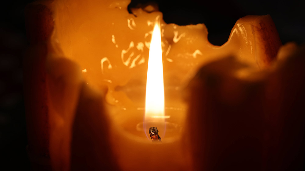Für die Opfer des Klinikbrandes in Uelzen leuchten Kerzen (Symbolbild)