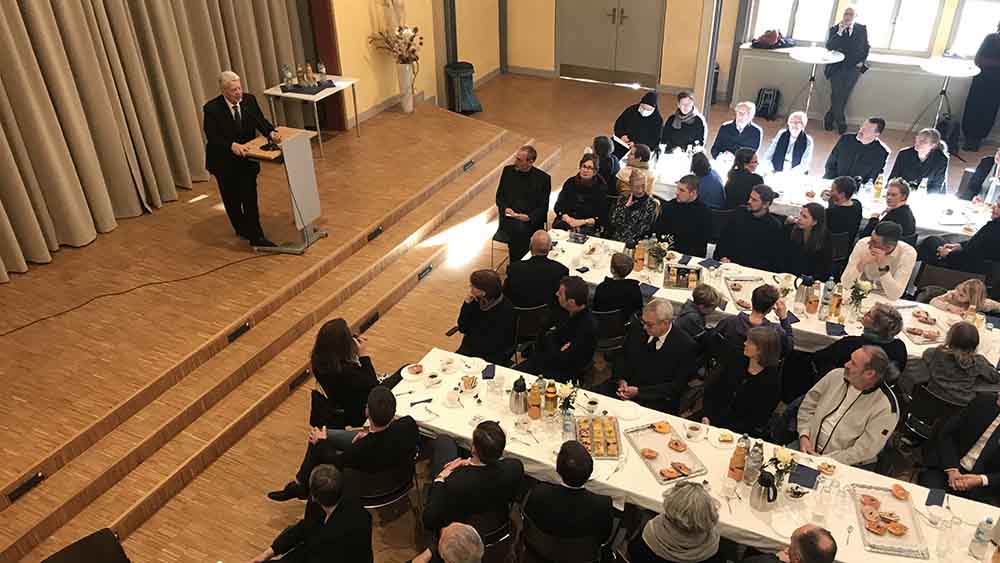 Im Schweriner Wichernsaal sprach Altbundespräsident Joachim Gauck einige Worte zu Heinrich Rathke