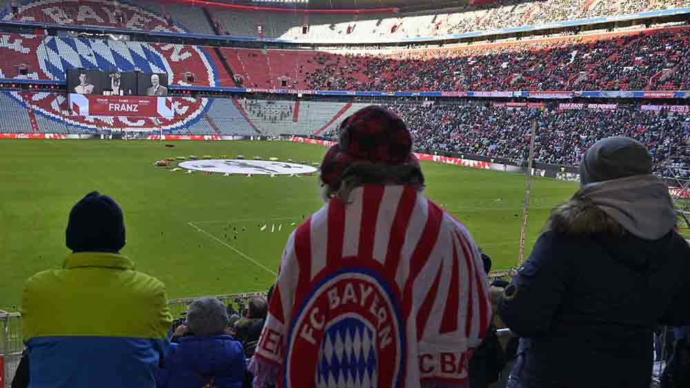 Zehntausende Fußball-Fans haben in der Allianz-Arena von München Abschied von Franz Beckenbauer genommen