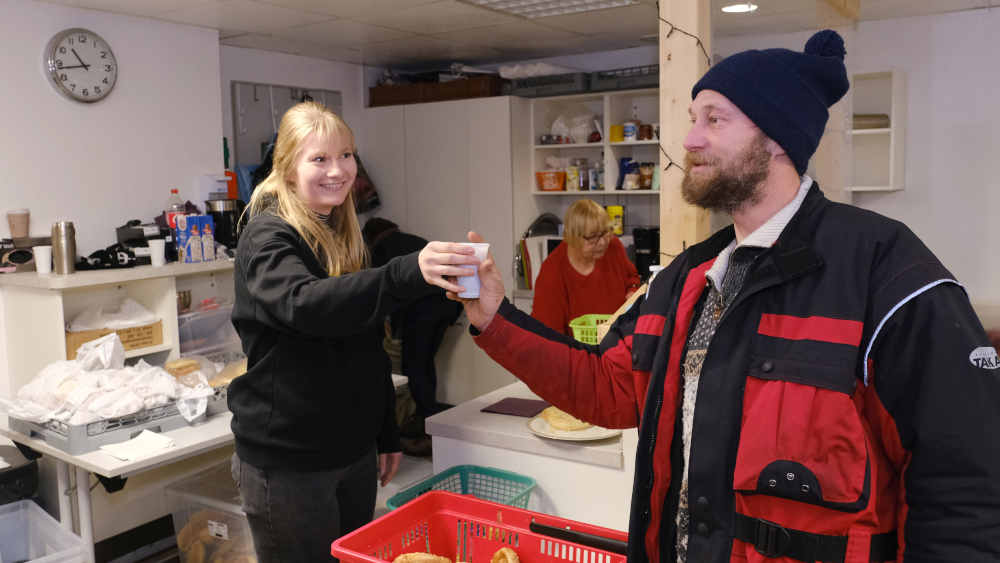 JayJay (r) mit Sozialarbeiterin Lea Coners im Mecki-Laden am Raschplatz in Hannover