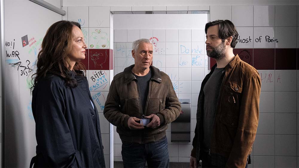 Jana Winter (Natalia Wörner, l.) und Matthias Hamm (Ralph Herforth, M.) befragen Dominiks Lehrer Gustav Mikkelsen (Richard Ulfsäter, r.)