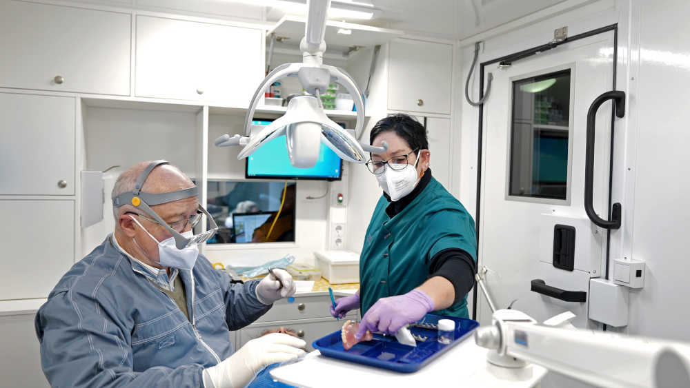 Zahnarzt Mainolf Krillke (70) und Zahnarzthelferin Angela McLeod (60) haben eine Prothese angefertigt