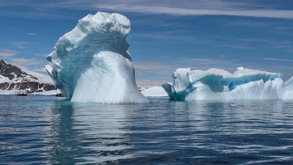Die Antarktis umfasst eine Fläche von ungefähr 14 Millionen Quadratkilometern, wovon weniger als 1 Prozent eisfreie Gebiete sind