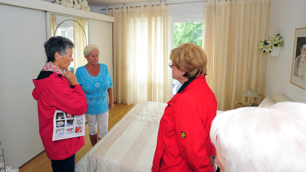 Pflegebedürftige Menschen leiden nicht selten unter ungünstigen Wohnsituationen (Archivbild)