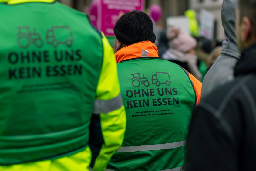 Protestierende Bauern mit Westen "Ohne uns kein Essen"