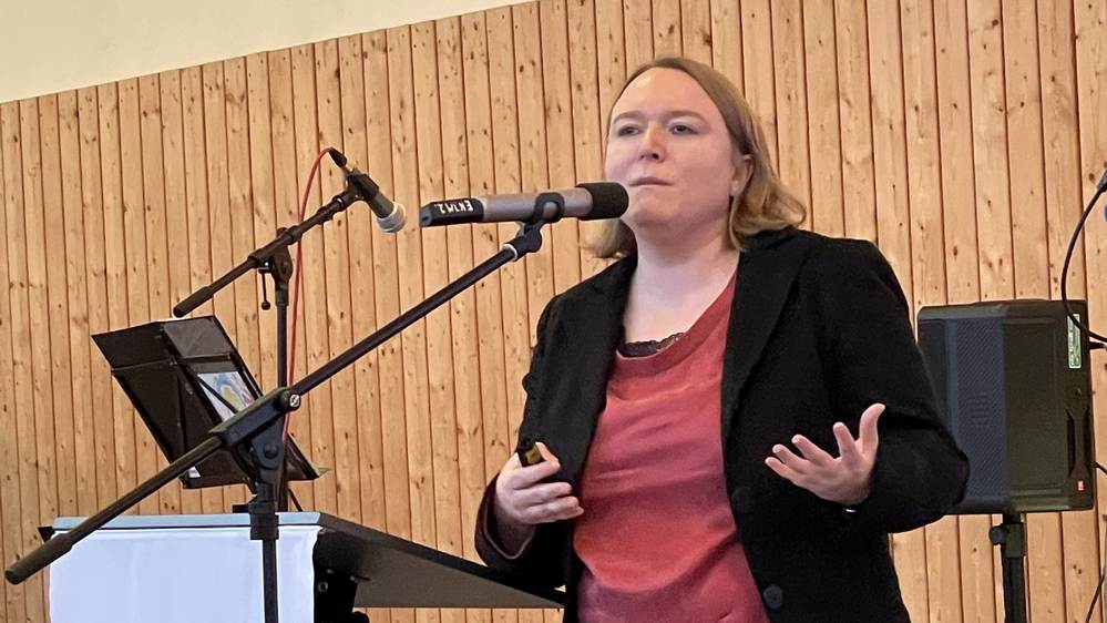 Emilia Handke bei hrem Vortrag