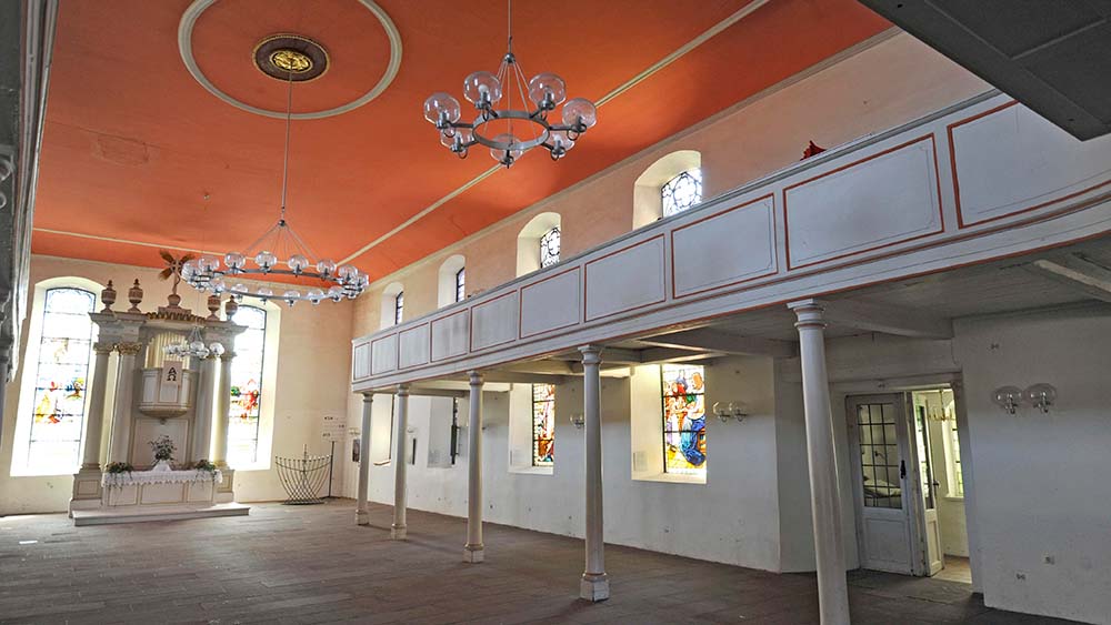 Droht Hochwasser, kann die Kirche leer geräumt werden wie hier in Hitzacker. Eigentlich aber bedarf es viel mehr, um Kulturgüter dauerhaft vor den Folgen des Klimawandels zu schützen.