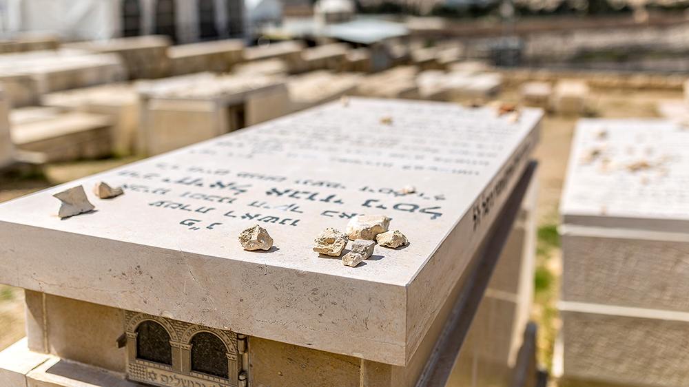 Die Totenruhe ist nach jüdischer Vorstellung unantastbar. Gräber – hier in Jerusalem – dürfen daher nicht eingeebnet werden, sondern sollen ewig bestehen