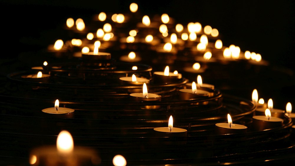 Nach Katastrophen wie dem Ausbruch eines Krieges zünden viele Menschen Kerzen an