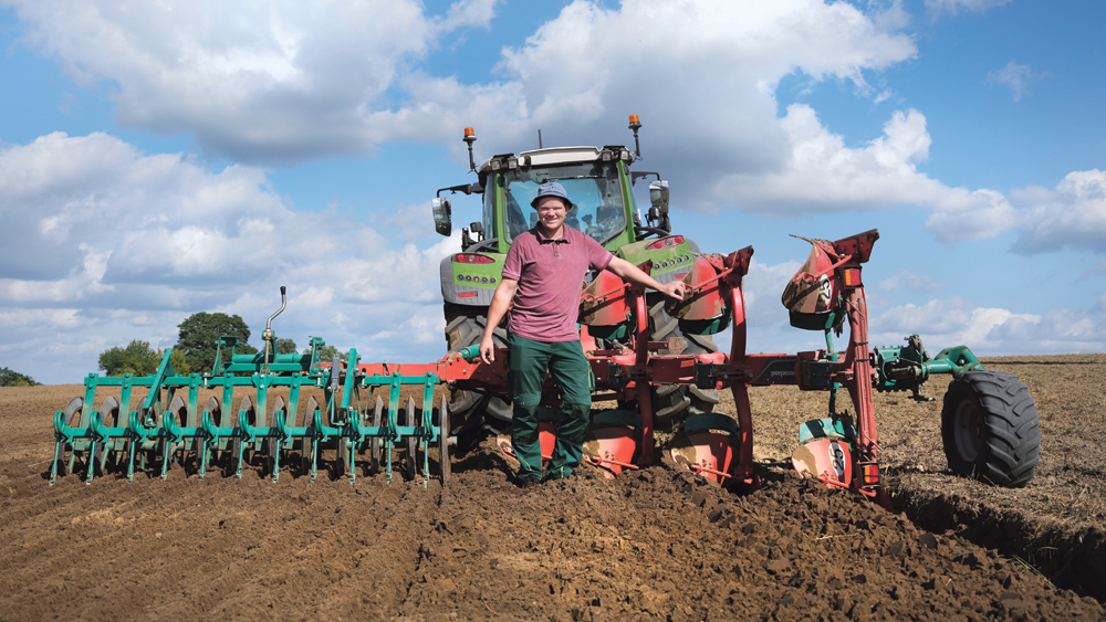 Landwirt Tobias Böttcher aus Lobetal vor seinem Trecker mit Egge