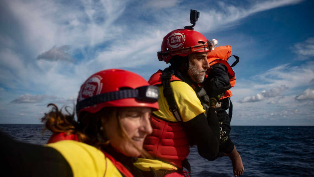 Die spanische Hilfsorganisation "Open Arms" bei einer Rettungsaktion auf dem Mittelmeer (Archivbild)