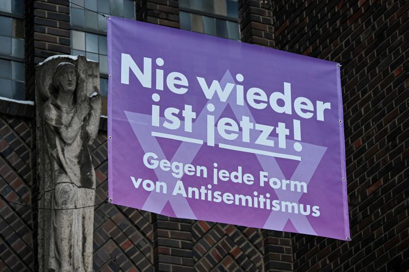 Antisemitismus-Plakat an der St. Bonifatius-Kirche in Frankfurt-Sachsenhausen