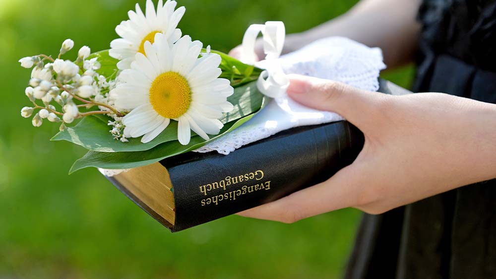 Gemeindepädagoge Wolfgang Ilg betont die Bedeutung innovativer Konzepte in der Konfi-Arbeit für die Zukunft der kirchlichen Jugendarbeit.